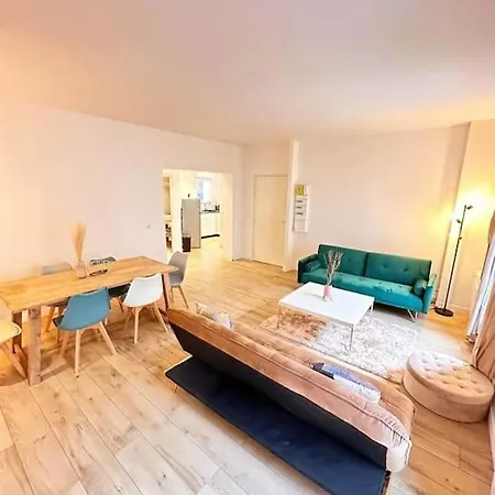 Magnificent Close To Paris Metro Line 1 *